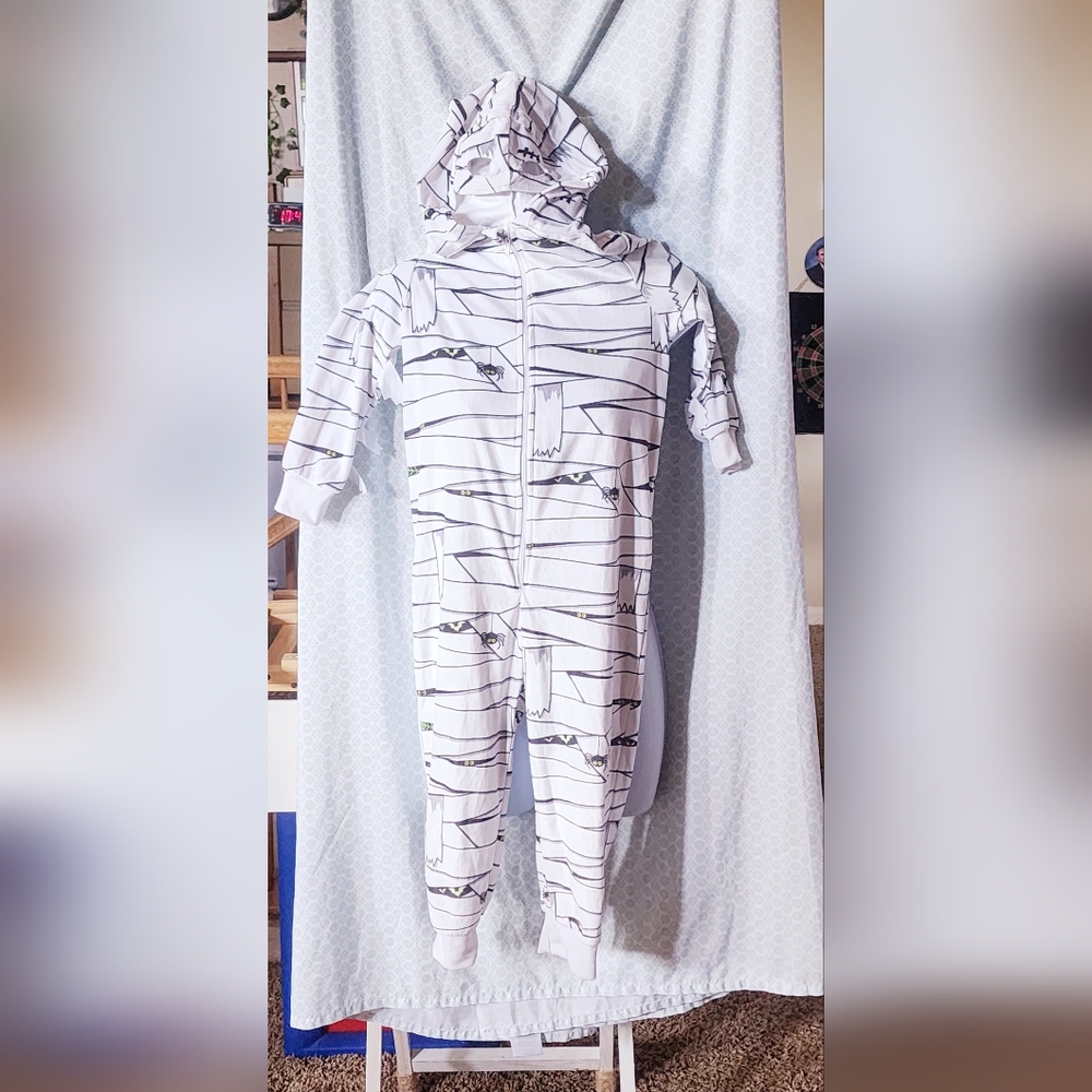 Halloween costume. Size4-6.  Very good condition. Mask attached to the hoody.